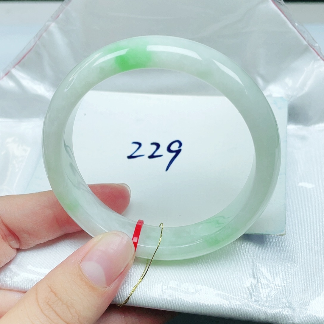 翡翠未镶嵌手镯正圈52