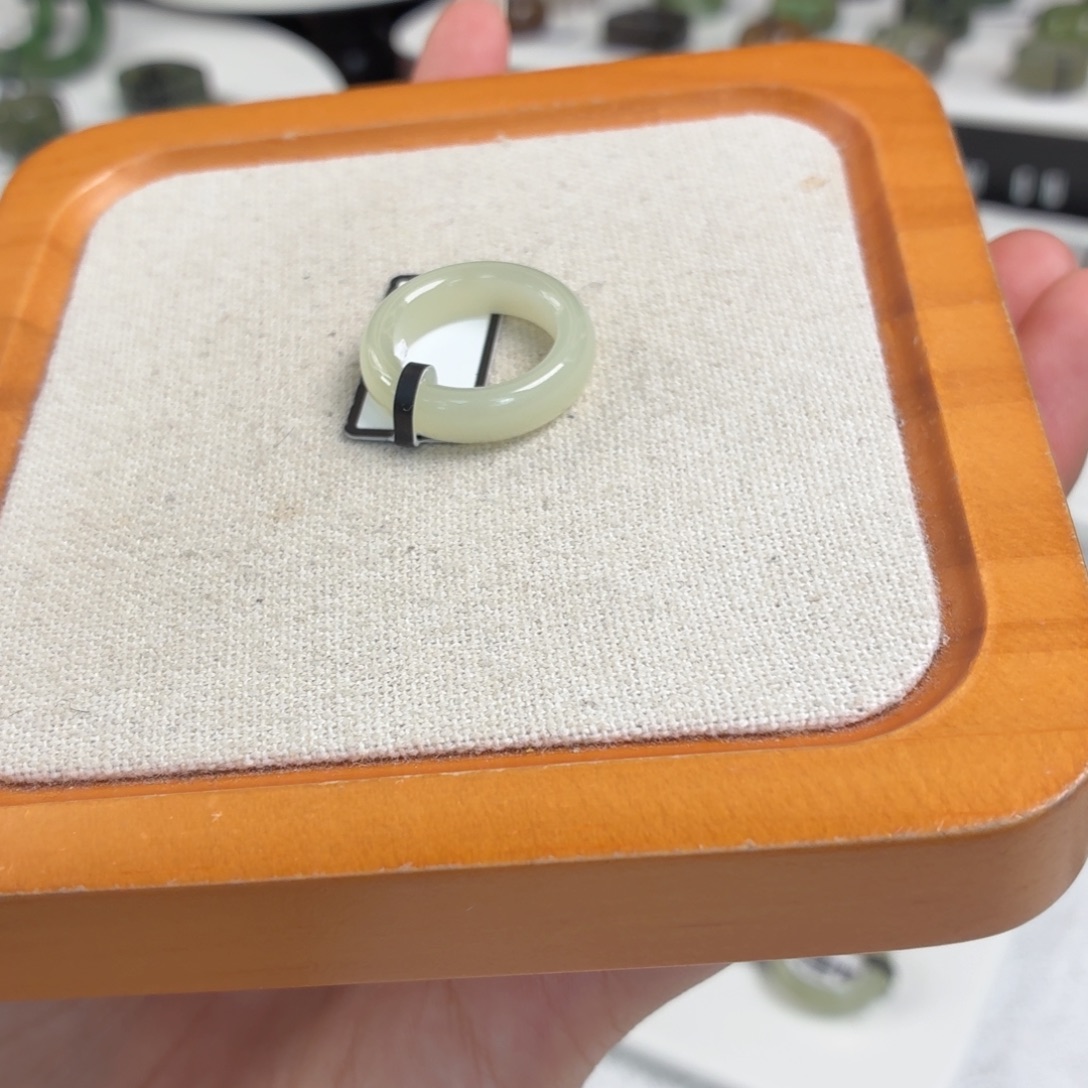 和田玉（糖玉）未镶嵌戒指晴水色泥鳅背16.0w4不退换