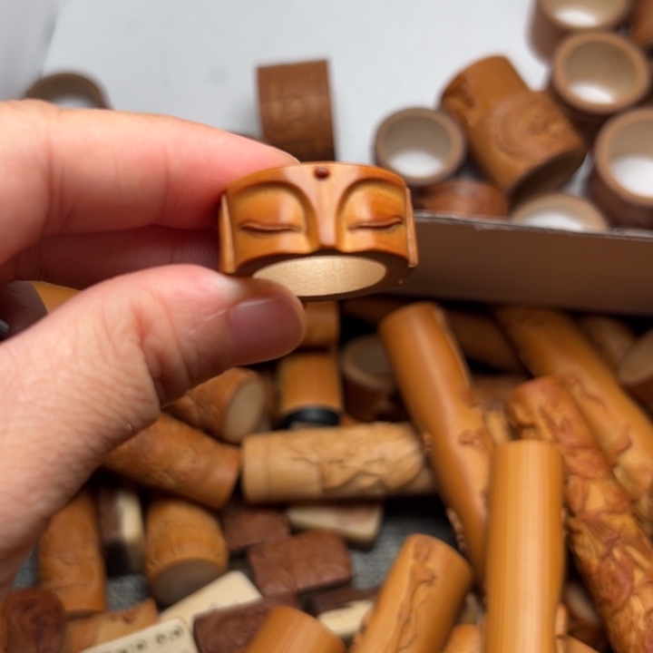 悟***己实心竹雕刻手把件