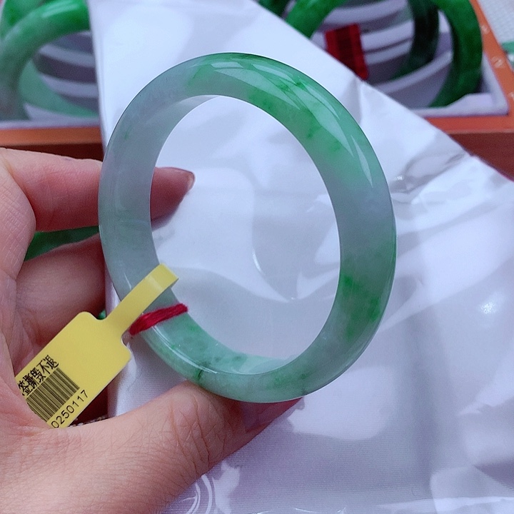 翡翠手镯未镶嵌翡翠