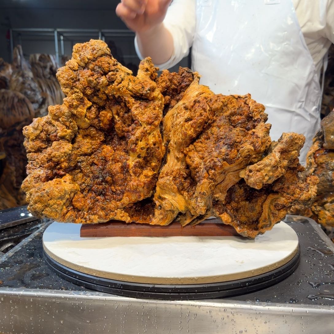 志***成木王一刀琥珀木摆件95