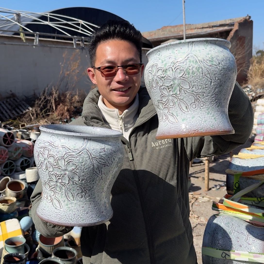 紫砂花盆口20高20（两个旗袍彩色文林