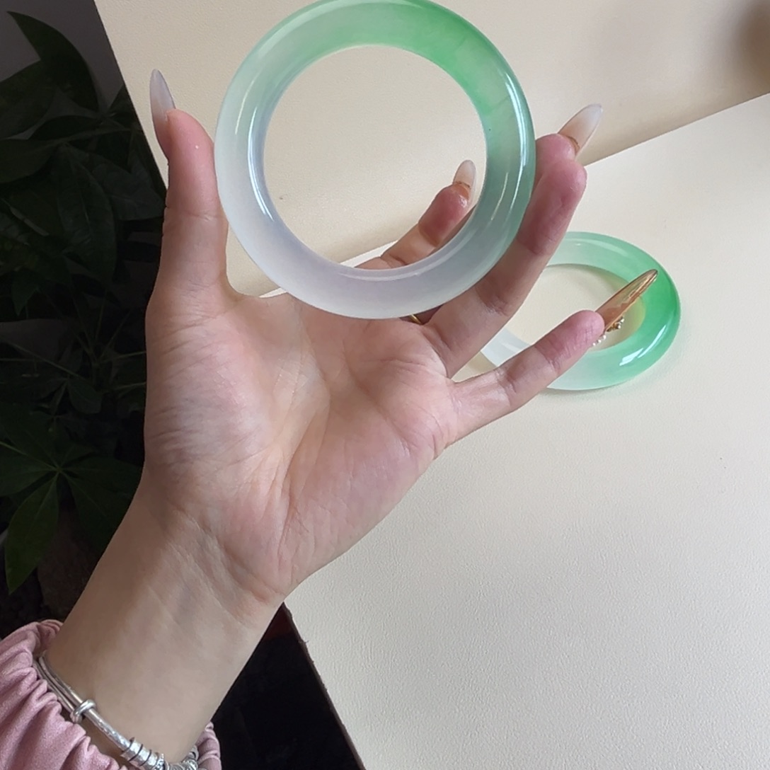 时尚飘花手镯57石英岩玉手镯