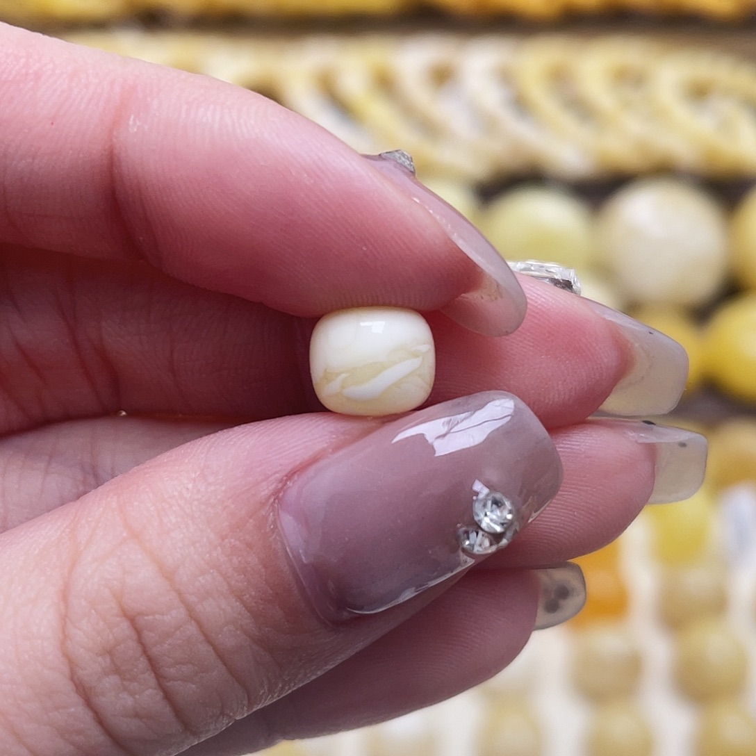 琥珀未镶嵌裸石8.4*7.2mm老型瑕