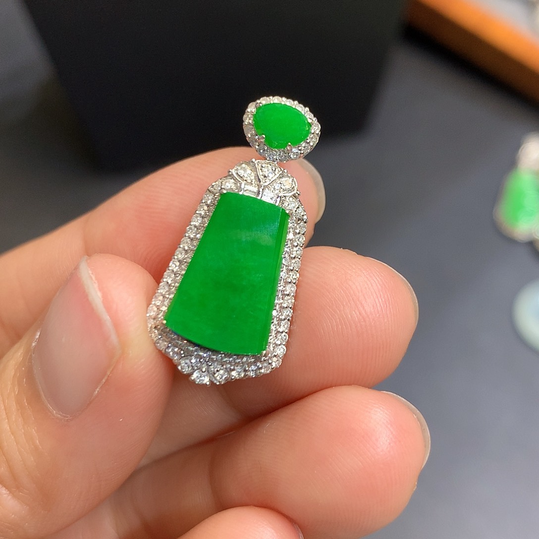 翡翠吊坠(不含链)18K金镶嵌