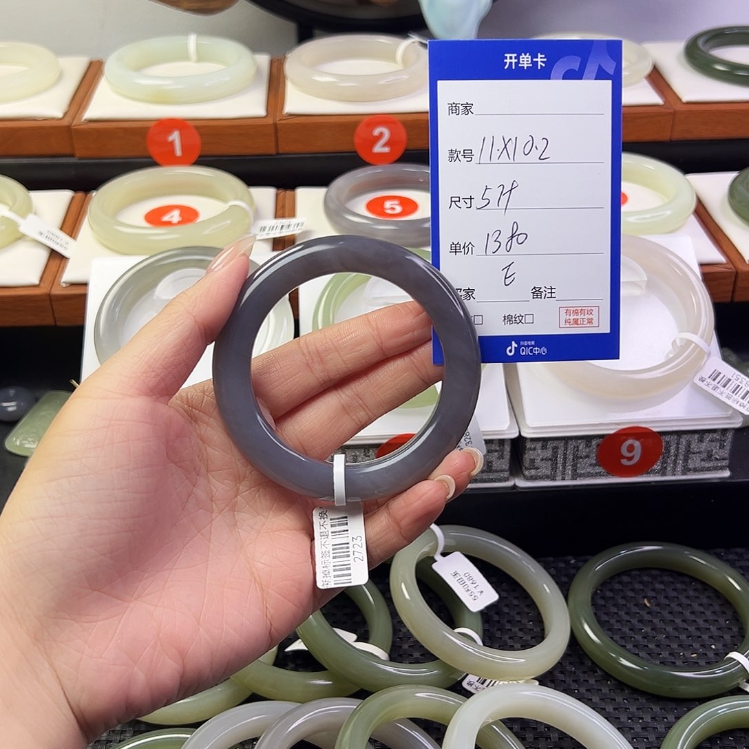 E****和田玉未镶嵌手镯