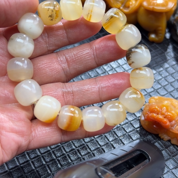 石英质玉（黄龙玉）颈饰未镶嵌