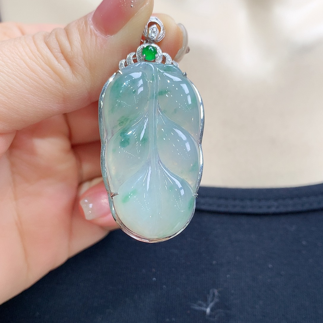 翡翠颈饰18K金镶嵌叶子