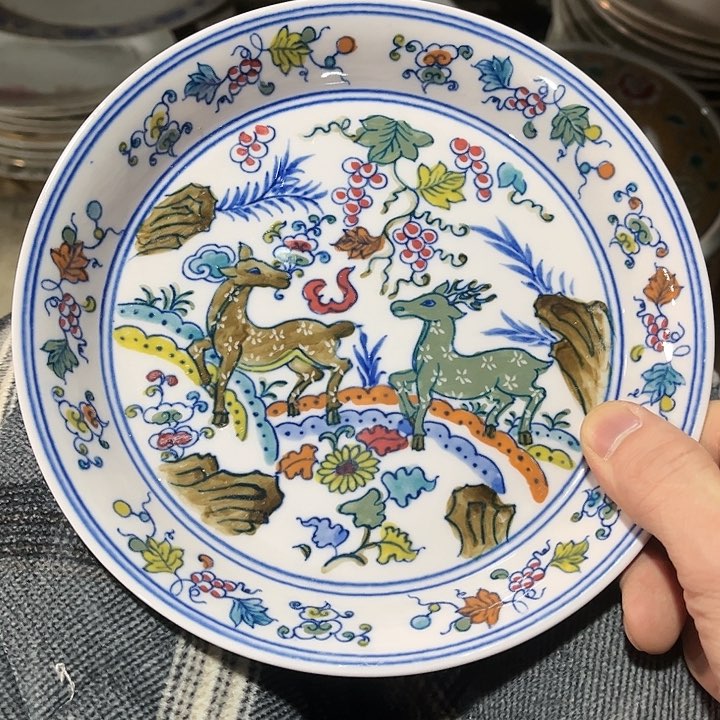 瓷片///直径19厘米。红西西。