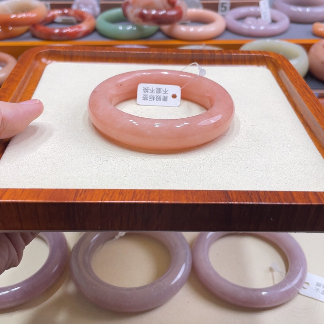 石英质玉手镯未镶嵌白**?