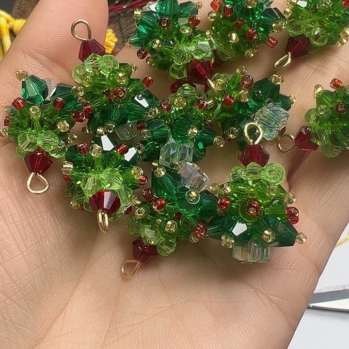 玛瑙/玉髓合金手工编织圣诞树吊坠一个