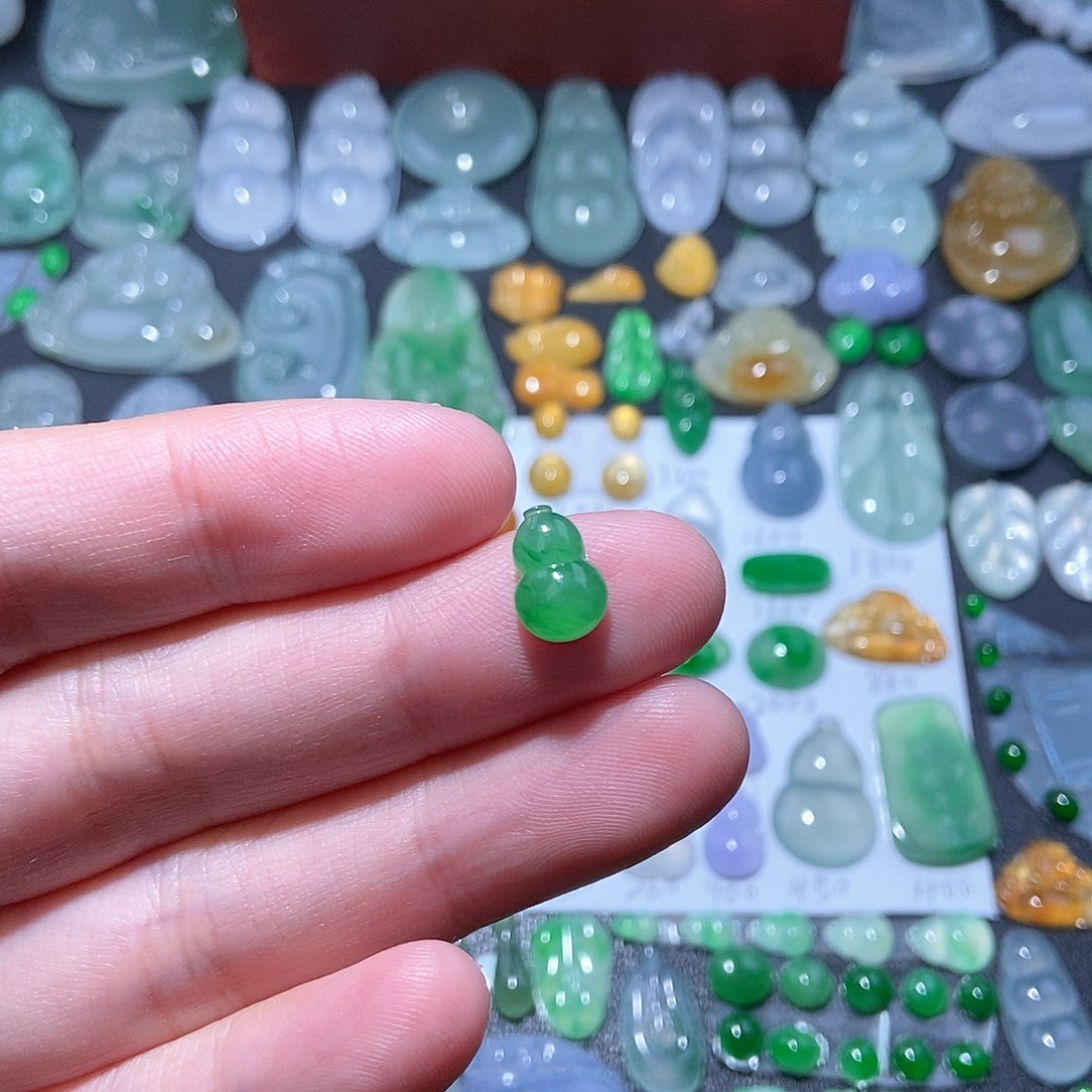 翡翠颈饰未镶嵌绿葫芦