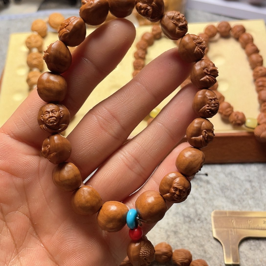 龙纹桃核雕刻三丰罗汉