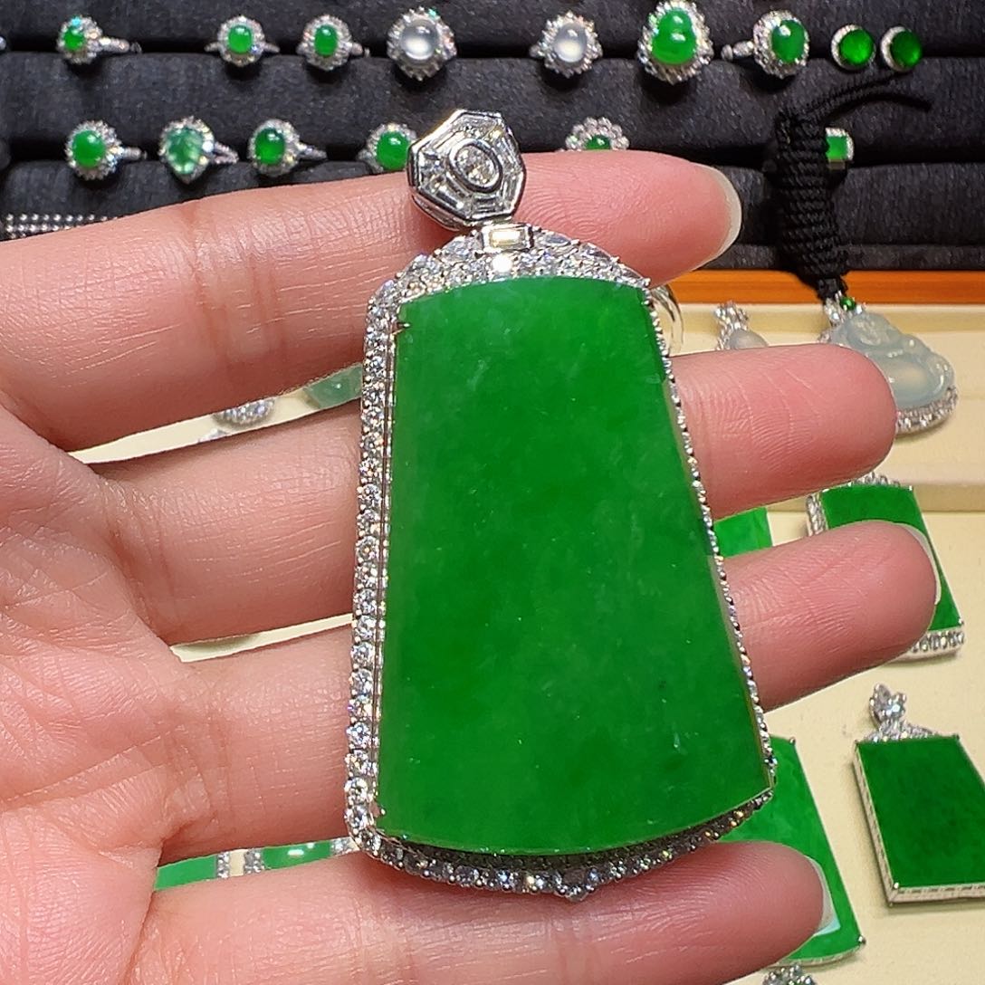 翡翠颈饰18K金镶嵌明*吊坠