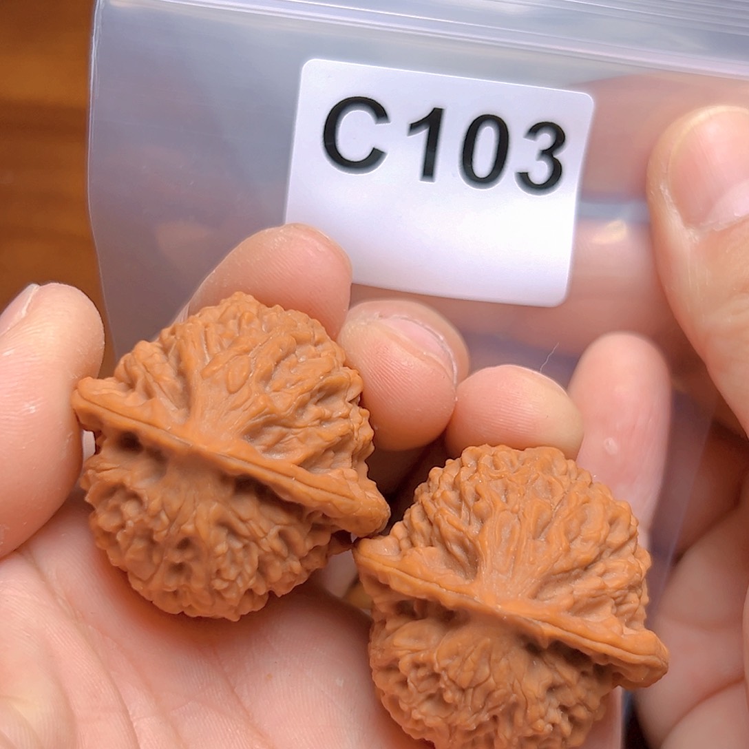 文玩核桃吊坠40金牛