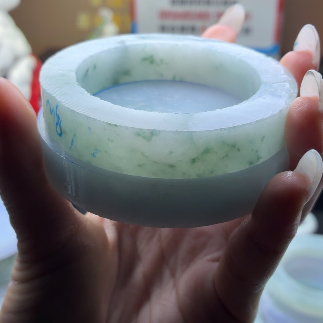 喏***菜定制翡翠未镶嵌翡翠手镯