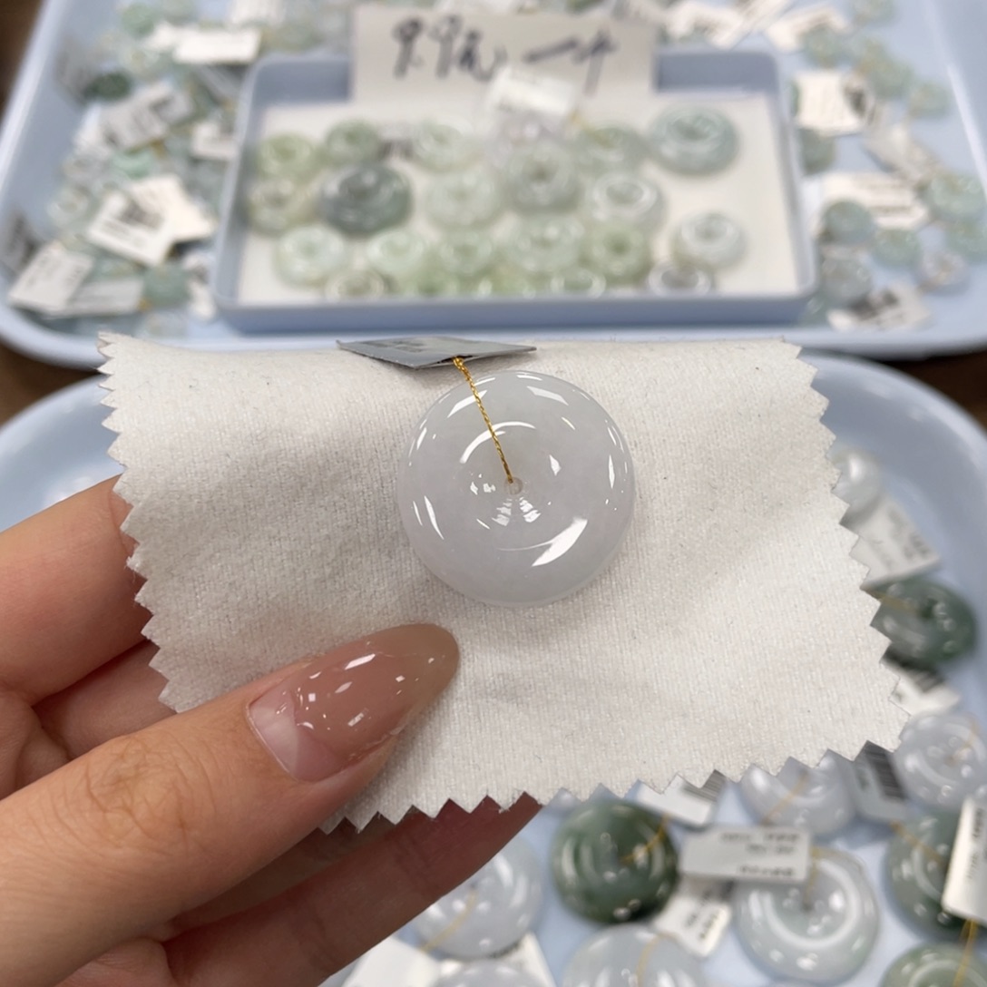 翡翠未镶嵌颈饰平安扣