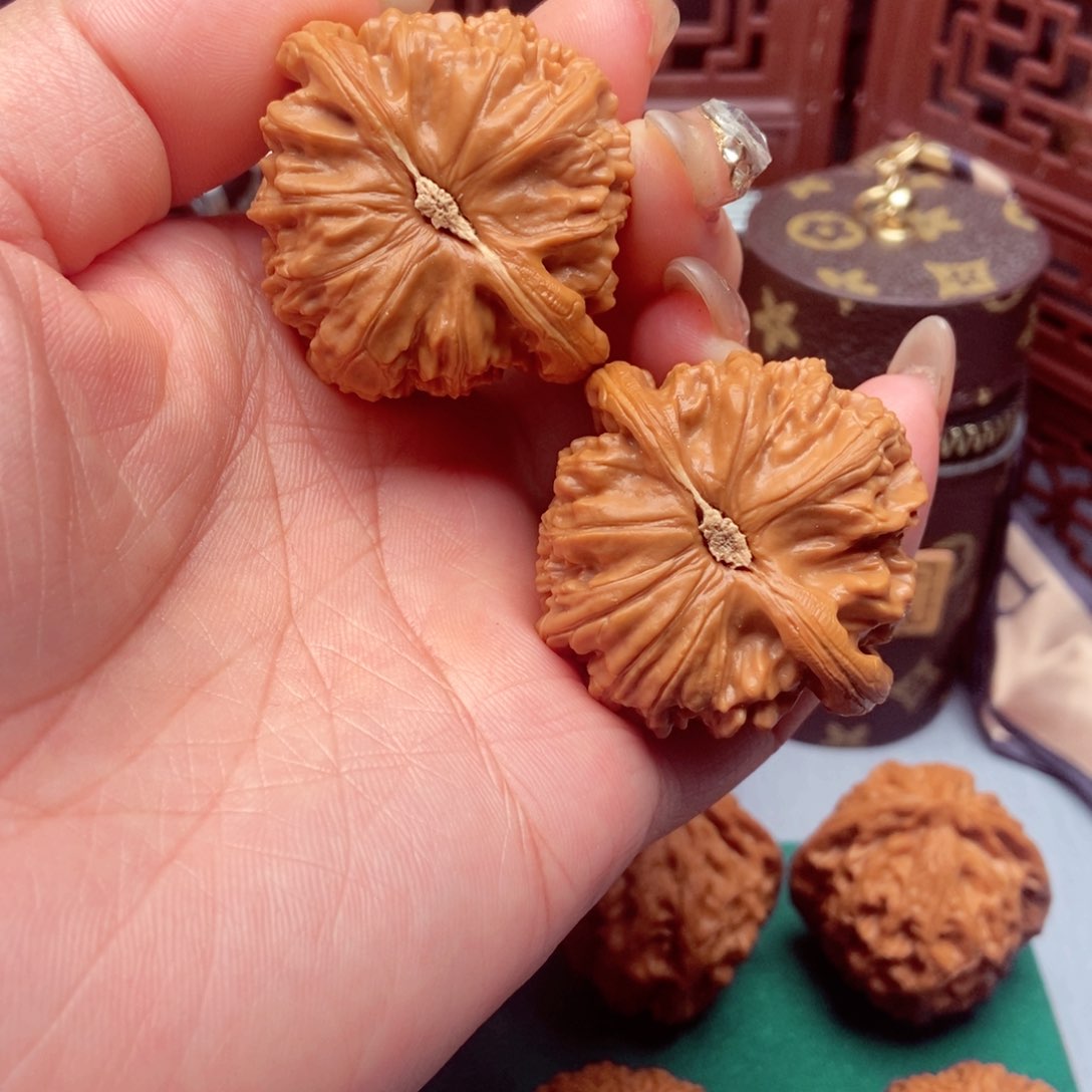 文玩核桃吊坠白狮尖精修42.5已打底