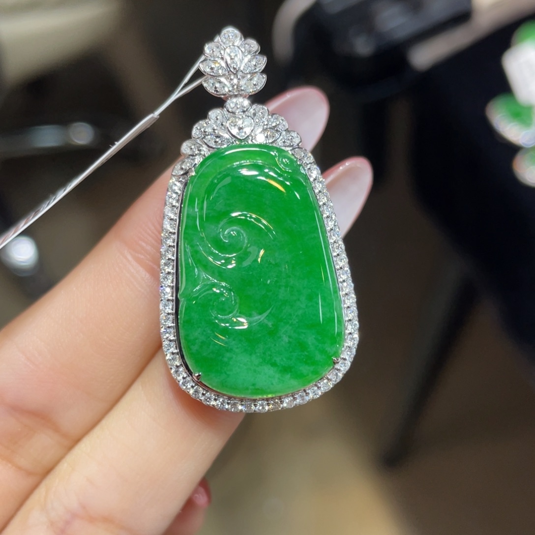 翡翠18K金镶嵌颈饰天然缅甸翡翠a货