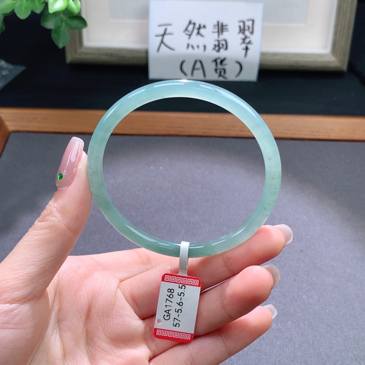 翡翠手镯未镶嵌天然翡翠手镯