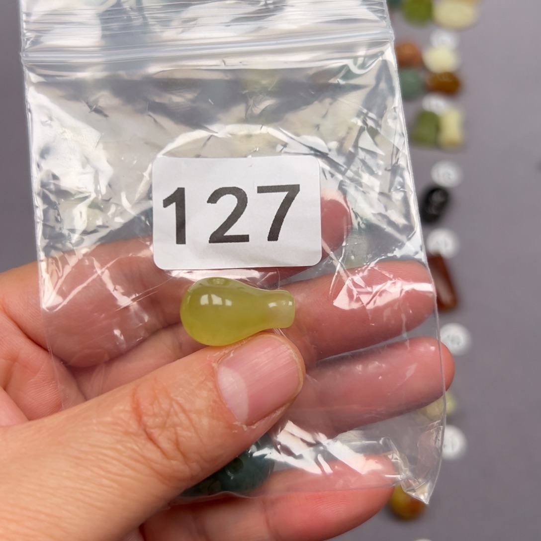 未镶嵌蛇纹石玉颈饰一****妹