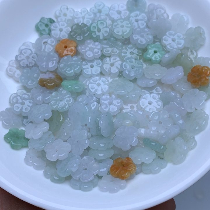 翡翠A货卡9mm冰绿白五瓣花20颗