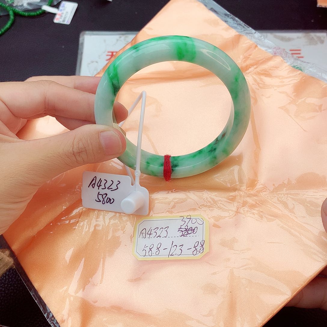 翡翠手镯未镶嵌翡翠