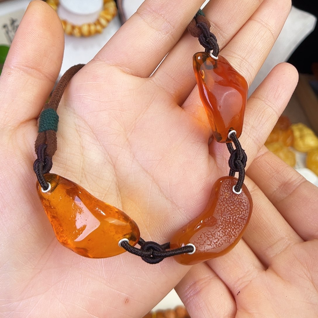 琥珀珠宝奇石未镶嵌。