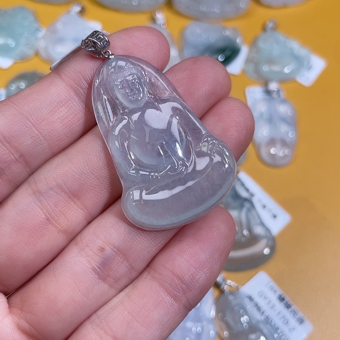 玲****翡翠18K金镶嵌颈饰素衣