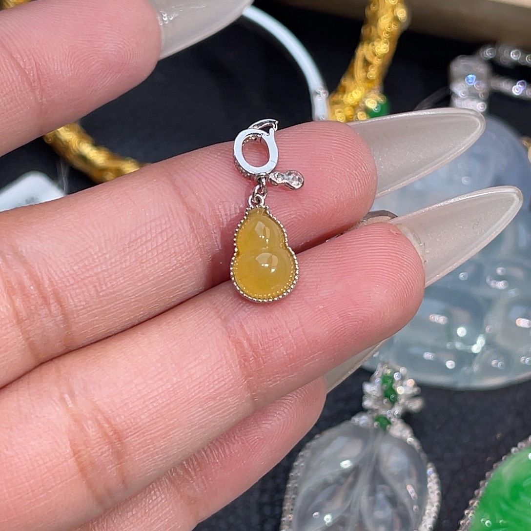 翡翠18K金镶嵌颈饰葫芦