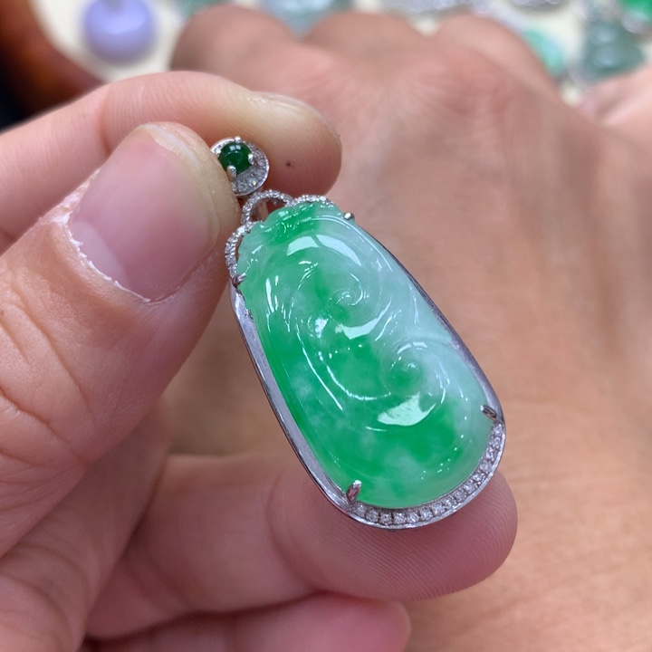 翡翠吊坠(不含链)18K金镶嵌