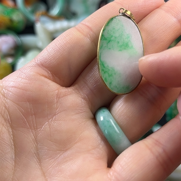 翡翠未镶嵌颈饰翡翠未镶嵌颈饰