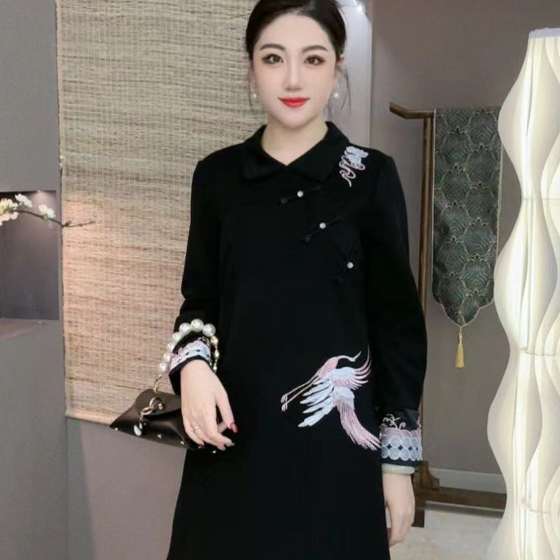 3531-1新款显瘦国风刺绣连衣裙高级感遮肉大码盘扣