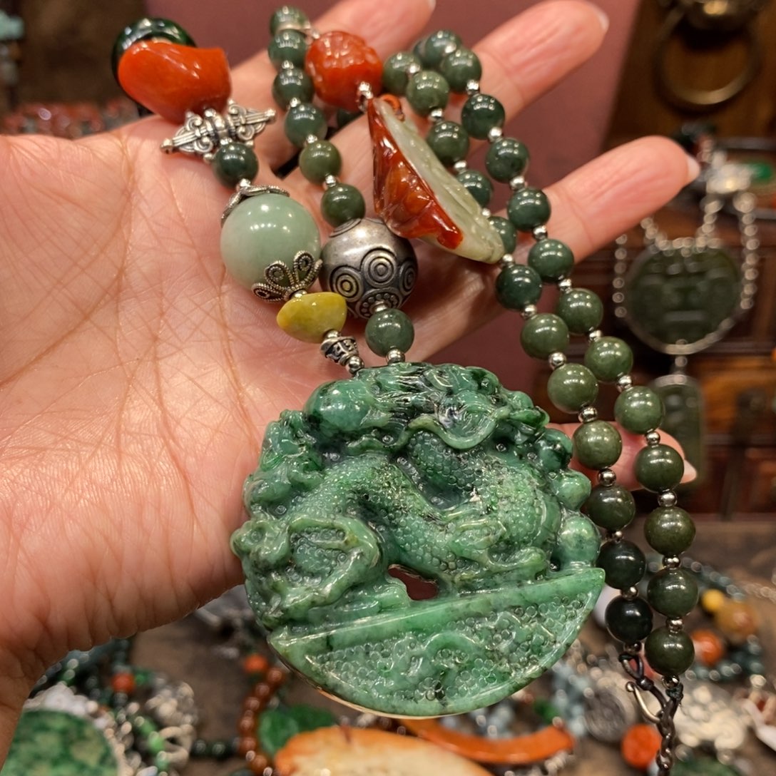 翡翠吊坠(赠链)未镶嵌