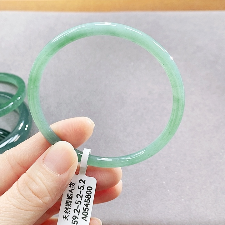 翡翠未镶嵌手镯（圆镯）