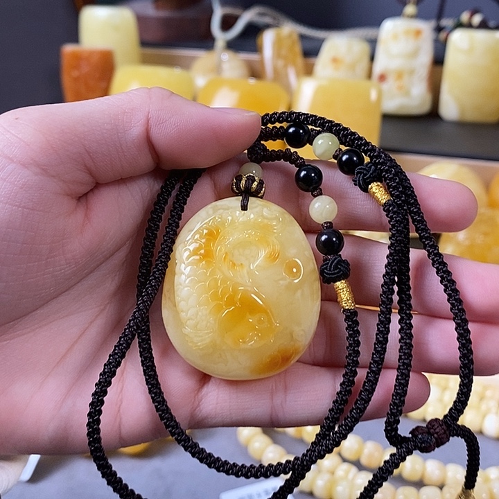 琥珀未镶嵌裸石雕刻件