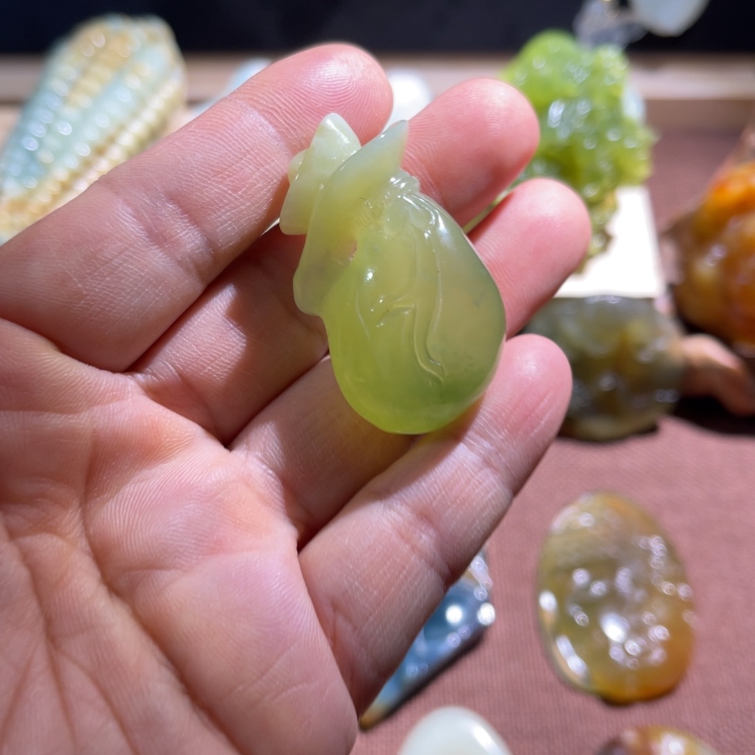 蛇纹石玉未镶嵌颈饰