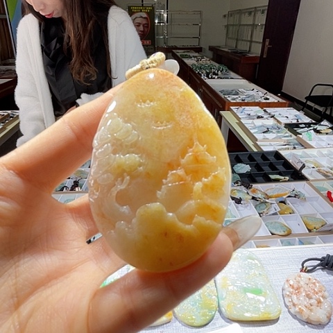 翡翠未镶嵌颈饰一个