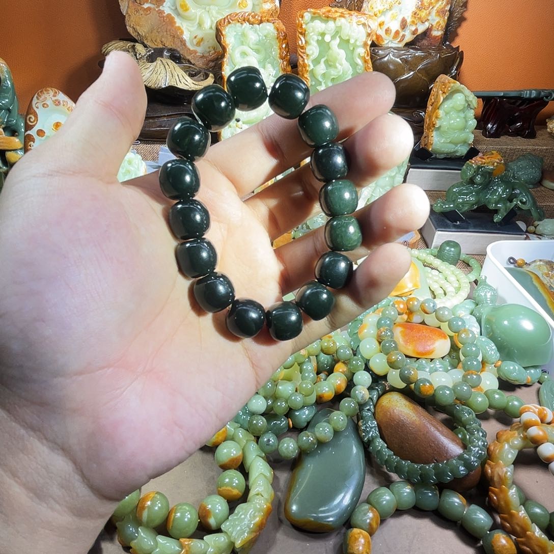 透闪石质玉未镶嵌珠宝奇石