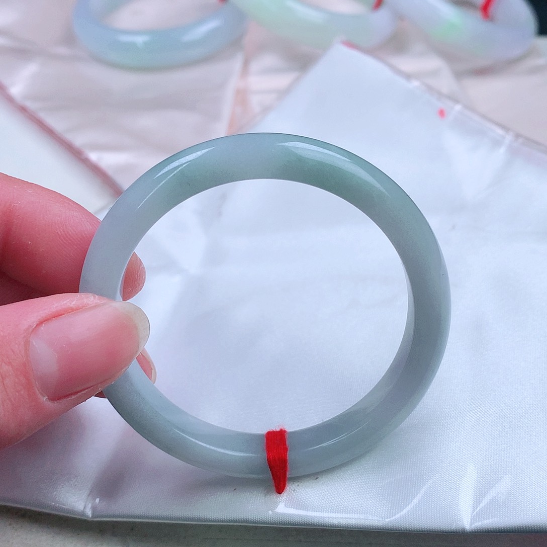 翡翠手镯未镶嵌。。