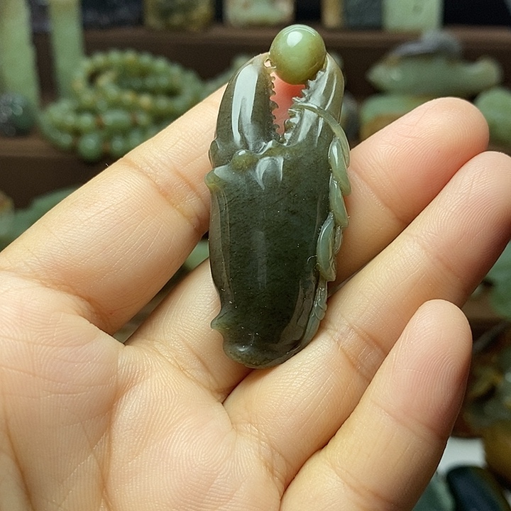 颈饰未镶嵌岫岩老玉（透闪石质玉）