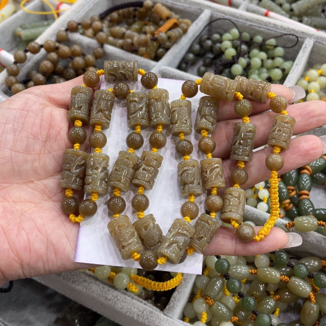 颈饰未镶嵌岫岩老玉（透闪石质玉）飞*