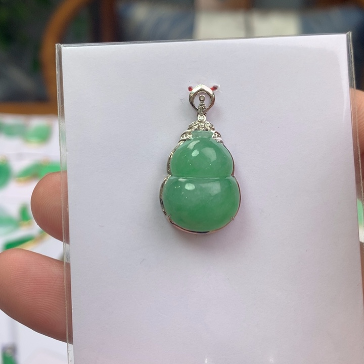 翡翠颈饰18K金镶嵌翡翠吊坠