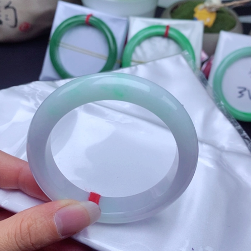 【闪购商品】翡翠手镯未镶嵌            正圈55 白底青