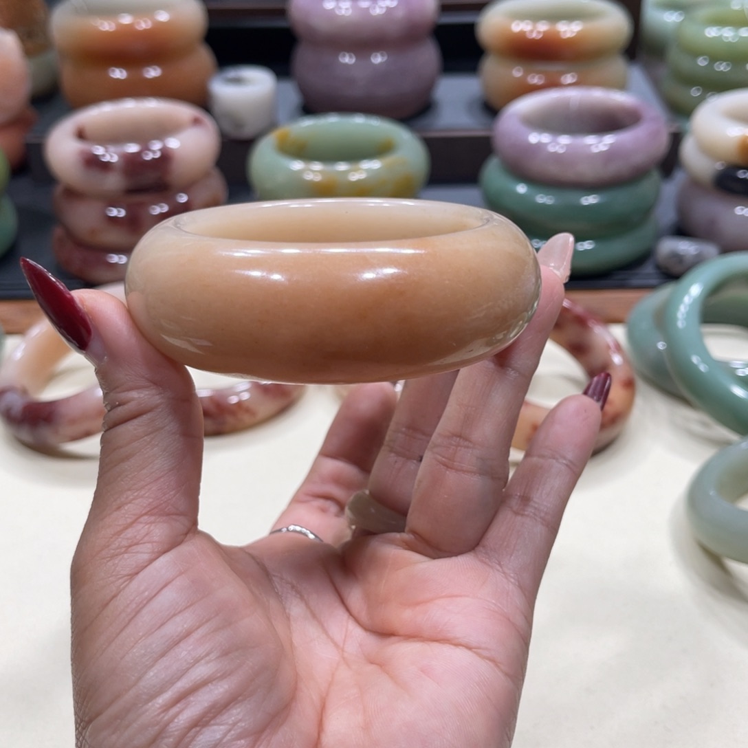 未镶嵌手镯石英岩玉