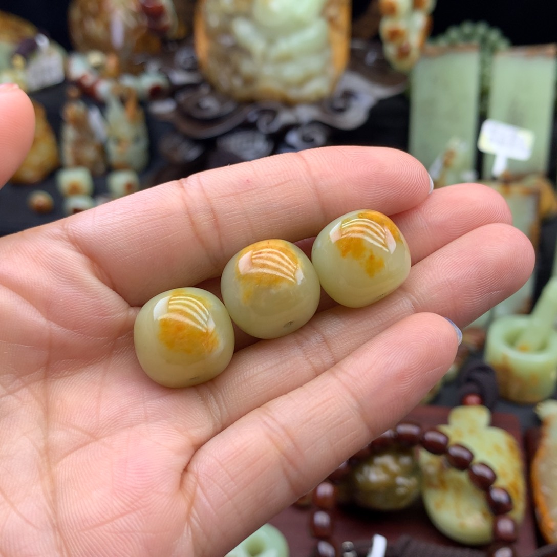 岫岩河磨玉（透闪石质玉）珠子未镶嵌月****楼