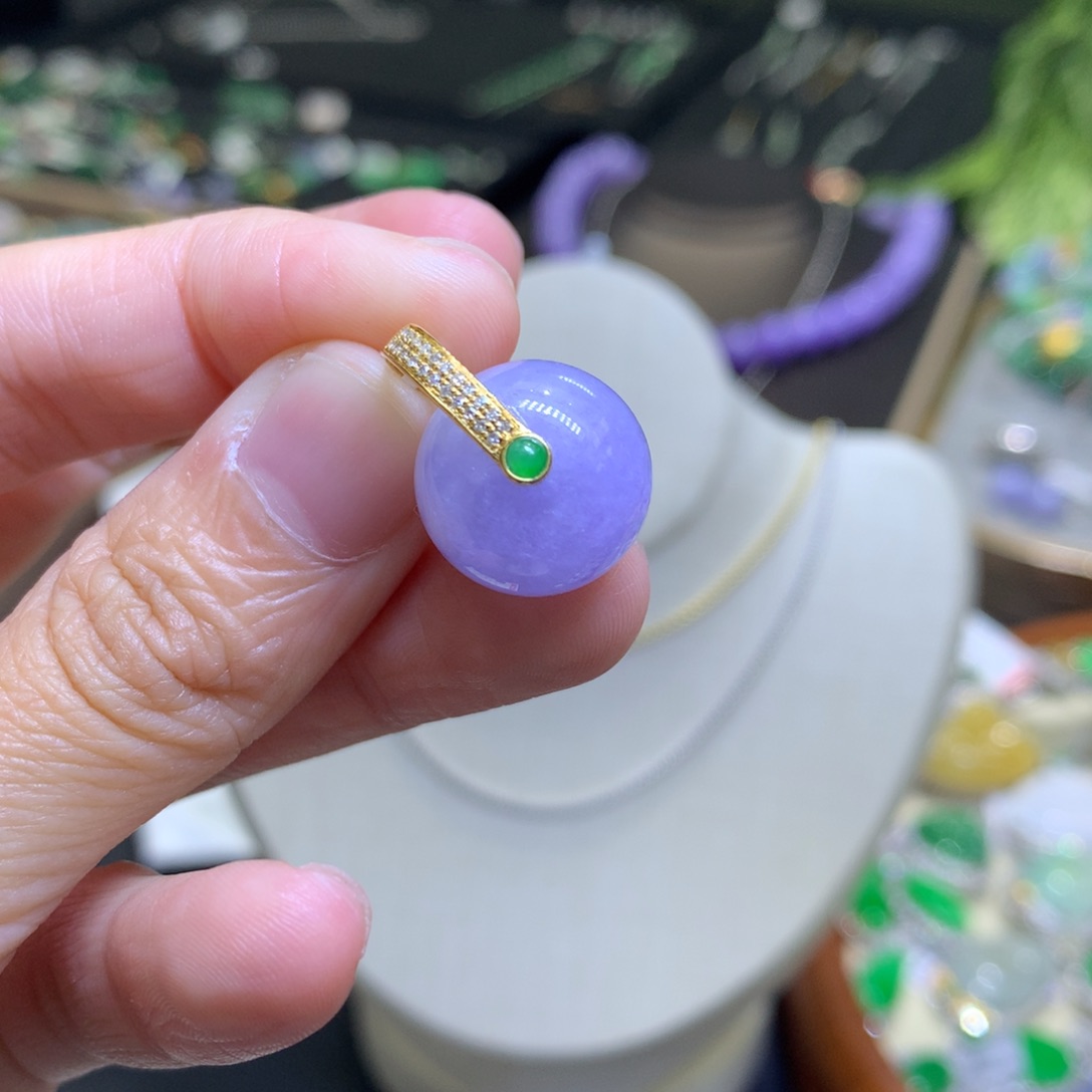 颈饰18K金镶嵌翡翠