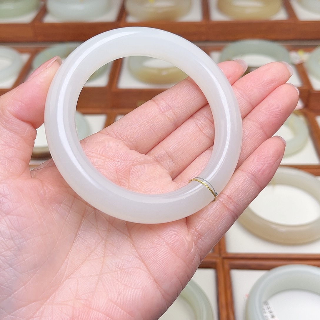 和田玉手镯未镶嵌57