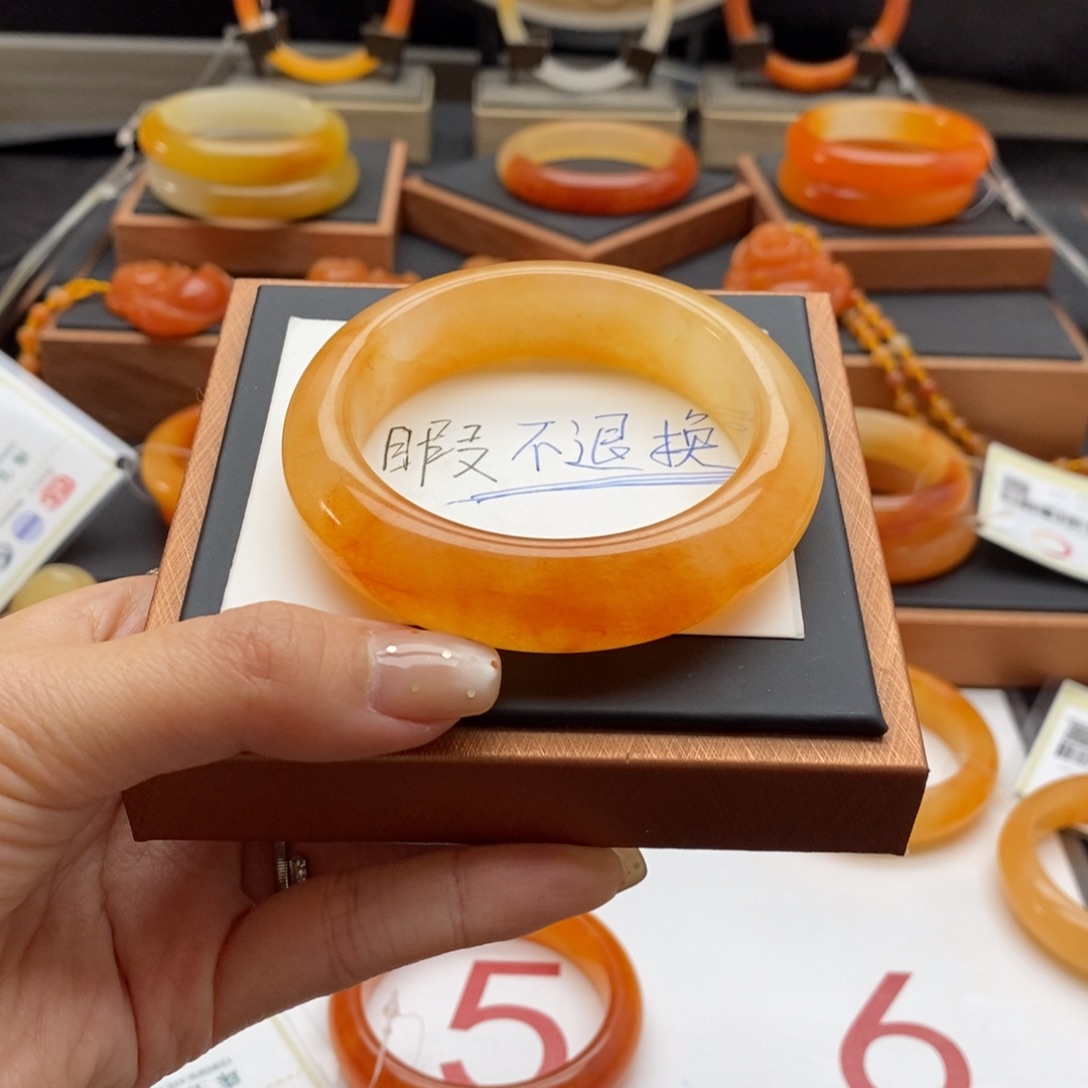 石英质玉（黄龙玉）未镶嵌手镯55微瑕不退换