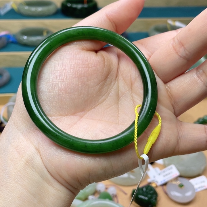 和田玉手镯60圈口。编号21未镶嵌